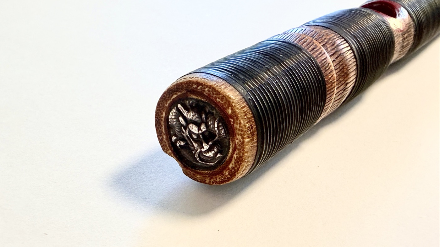 能管の頭部に納められた飾り金具
